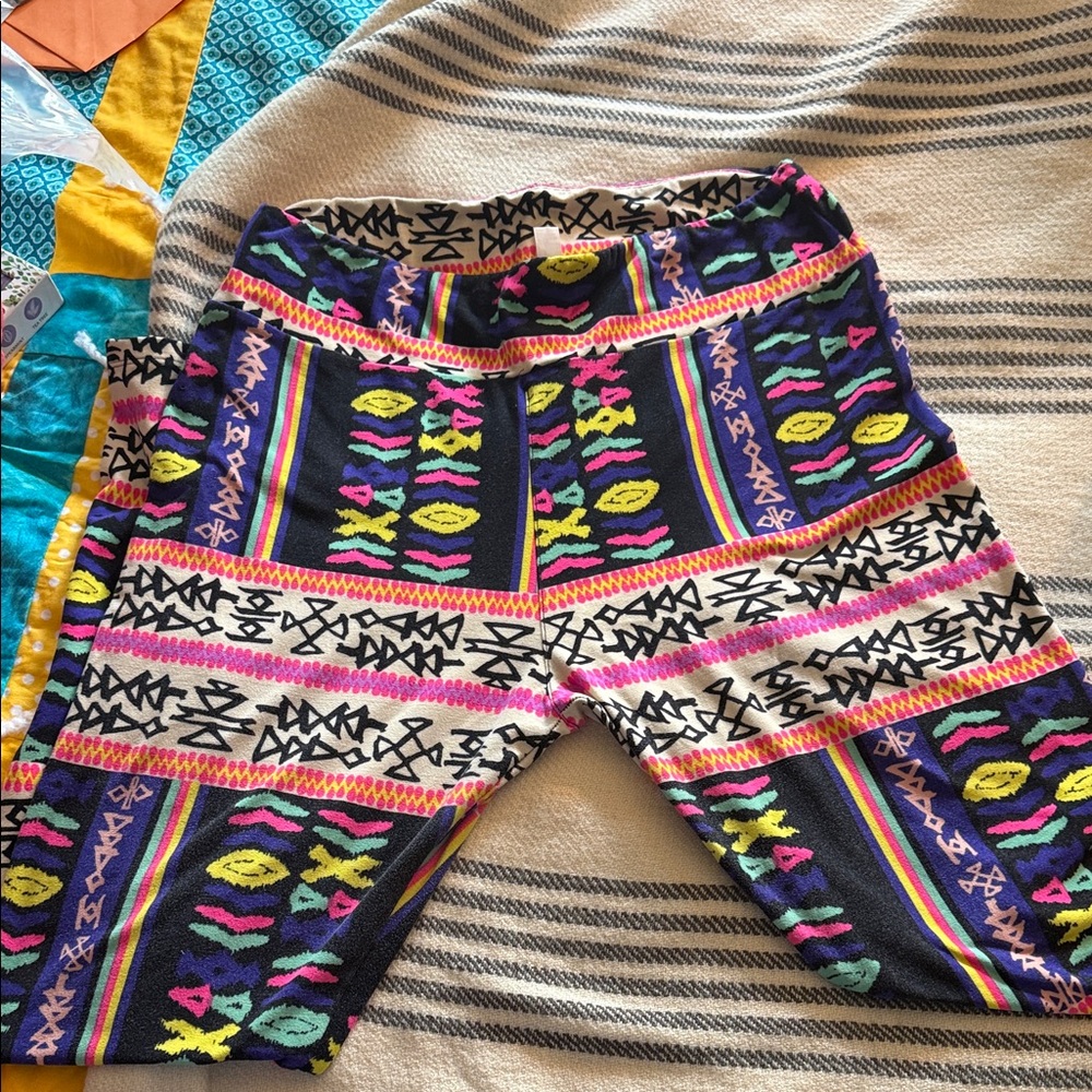 LulaRoe Tall & Curvy Patterned Leggings EUC- listed as 1X - Picture 5 of 6